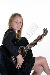 金发小孩女学习弹吉他孤立图片
