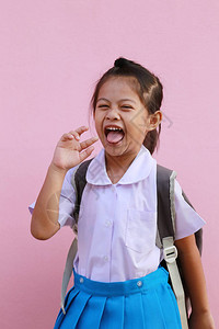 身穿校服的亚洲女孩在教育和健康概念上笑得很开心图片