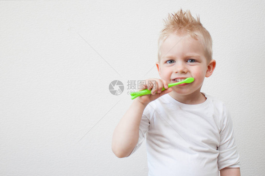 快乐的孩子男孩刷牙保健牙齿卫生人和美容概念样图片