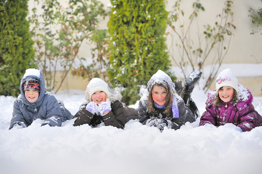 孩子们躺在雪地上图片