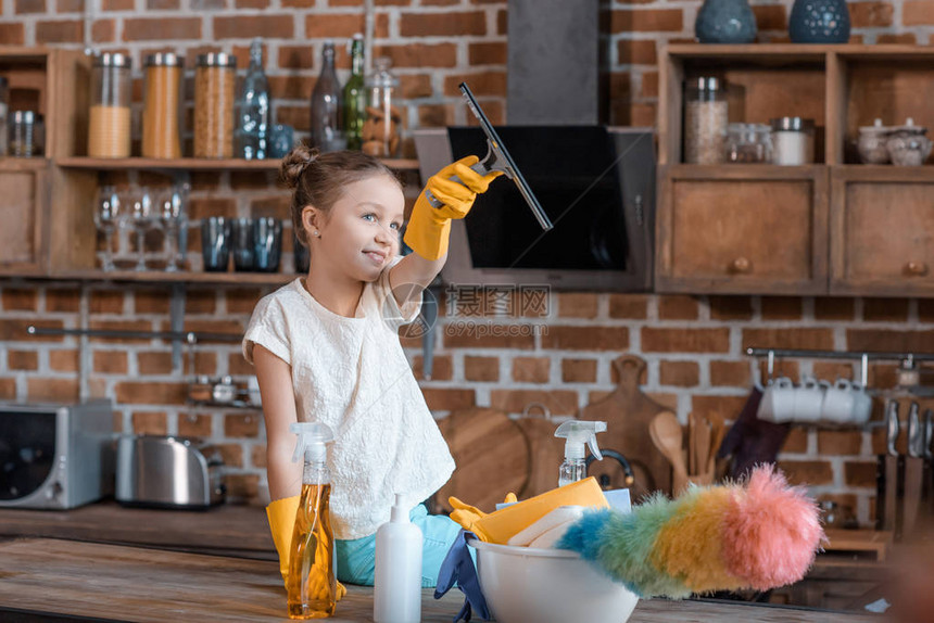 戴橡皮手套厨房提供清洁用品的图片