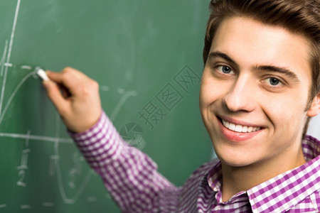学生在黑板上做数学图片
