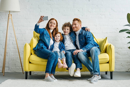 快乐的家庭在沙发图片