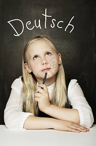 黑板背景的儿童女学习德文背景图片
