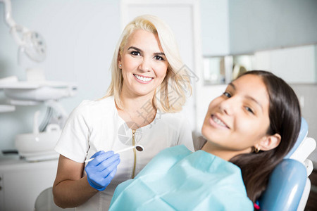 在牙科和矫形诊所为一名青少年病人提供可爱的女牙图片