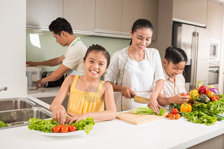 越南家庭一起做晚饭快乐图片