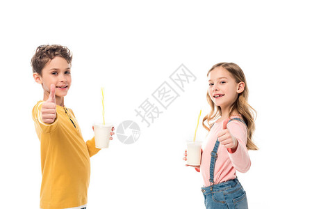 两个孩子拿着奶昔举起拇指在图片
