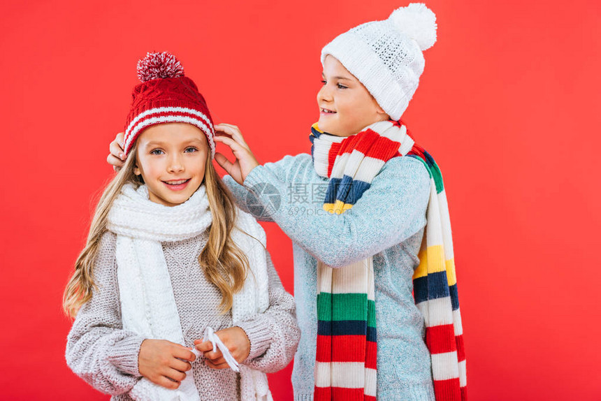 两个笑着的小孩在冬装中图片