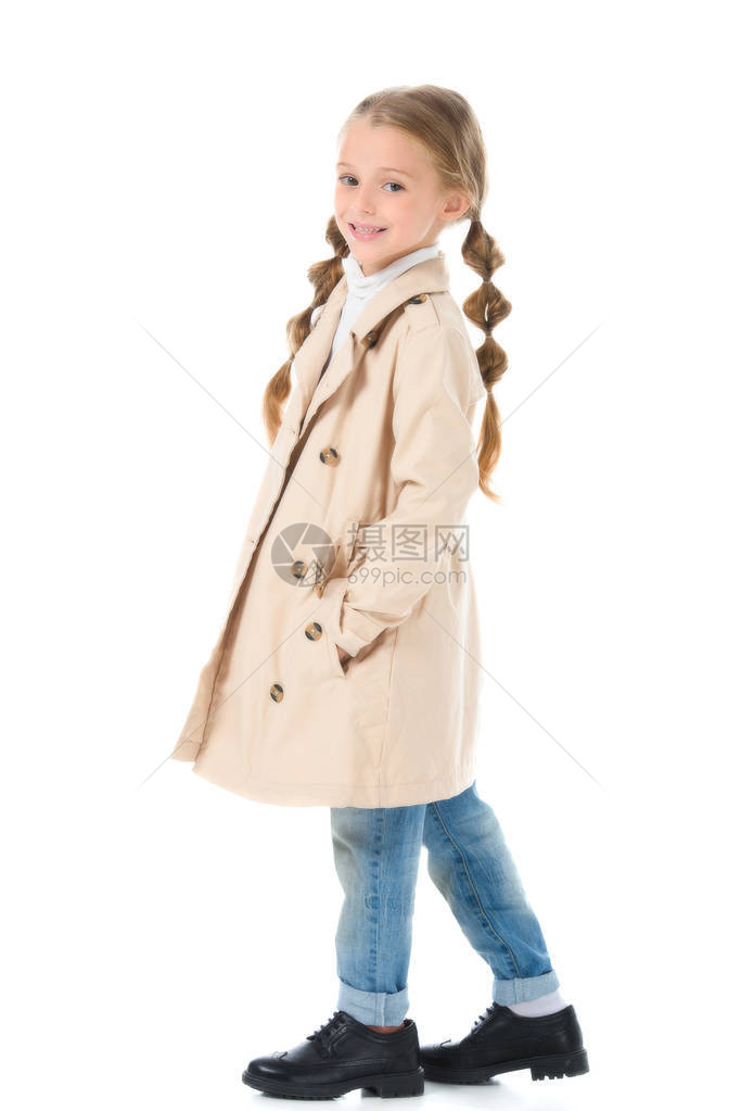 可爱的小孩穿着米花大衣笑着在相机上微笑图片