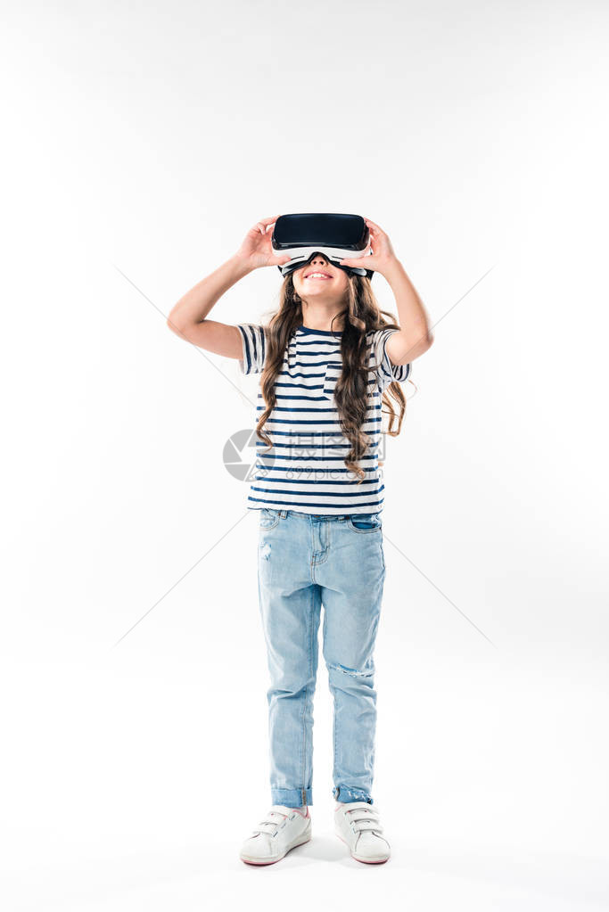 学龄前儿童在VR头盔中观看一图片