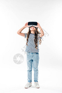 学龄前儿童在VR头盔中观看一图片