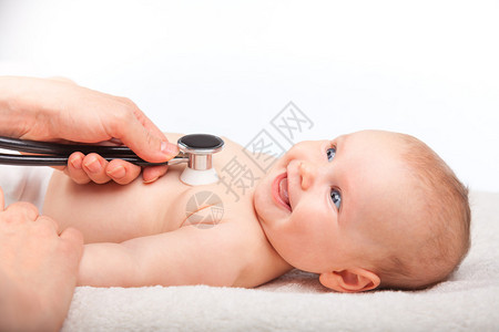 儿科医生的特写镜头检查三个月的女婴医生用听诊器听婴儿的图片