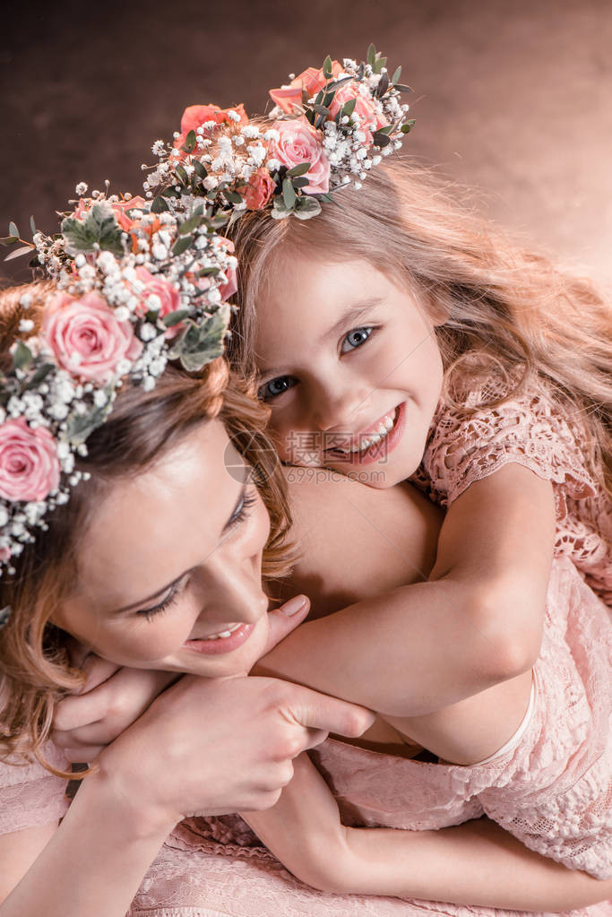 欢乐的拥抱女儿和母亲的肖图片