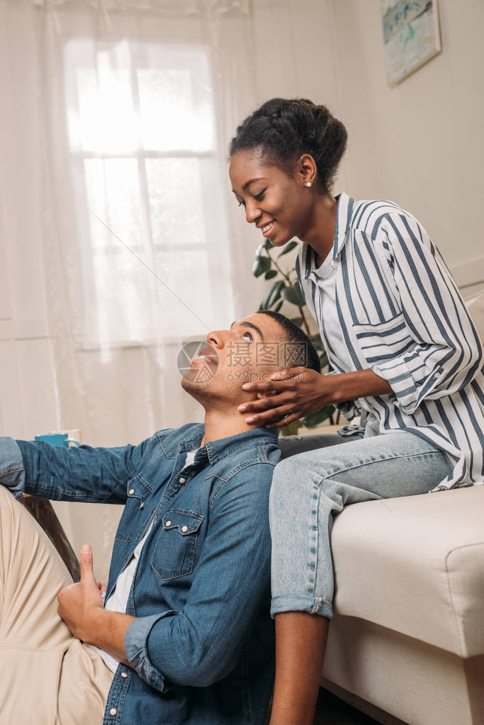 快乐的非裔美国人在家里笑着一对情侣图片