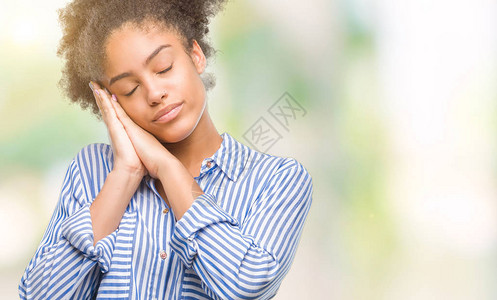 身处孤立背景的美国年轻女子沉睡于疲倦的梦境中图片
