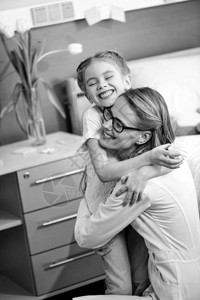 快乐的女医生和小女孩病人抱在医院房图片
