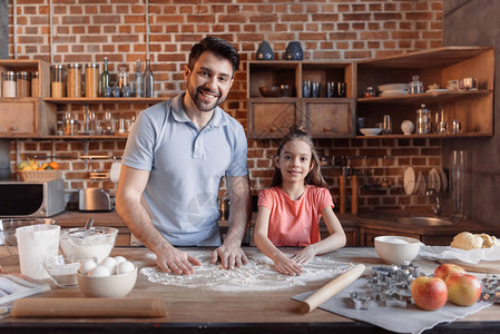 快乐的父亲和女儿一起做饭图片