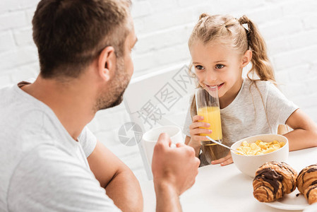 父亲和女儿在吃早饭时图片