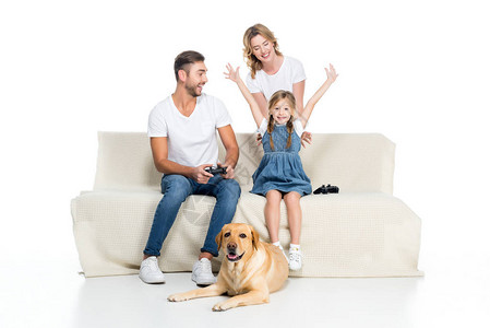 兴奋的家庭用操纵杆玩电子游戏图片