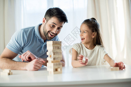 快乐的父亲和女儿在家玩Jenng图片