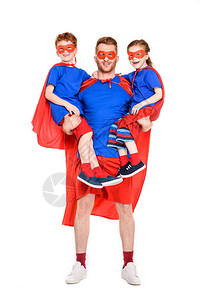 超级父亲带着快乐的孩子戴着面罩和斗篷图片