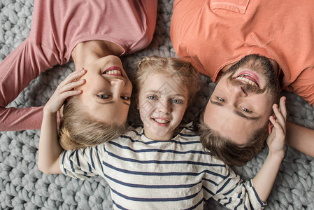 幸福家庭最美的一景有一个孩子躺图片
