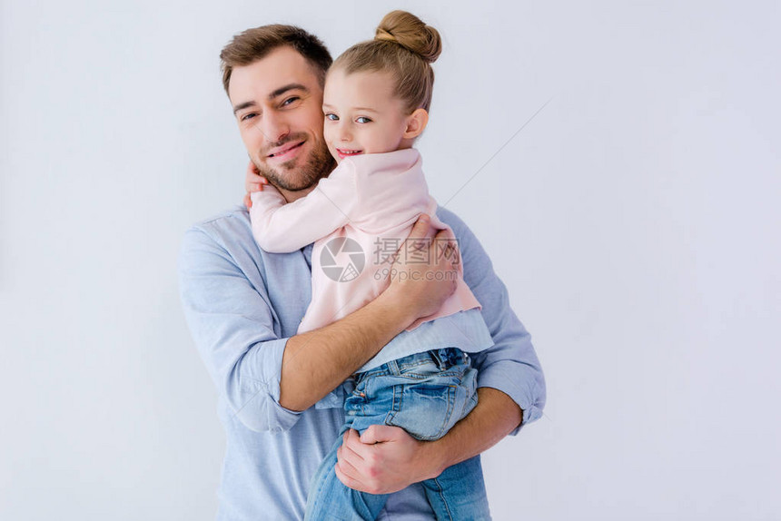 父亲抱着小女儿图片