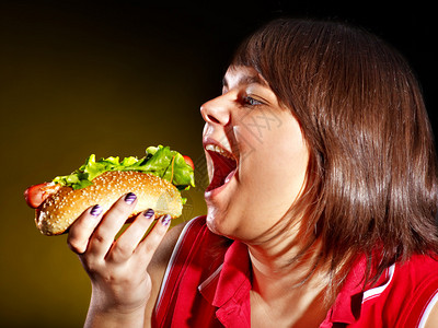 吃汉堡的超重饥饿女人图片