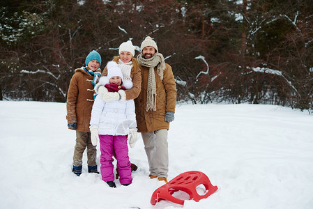冬季穿冬装家庭在自然环境中站图片
