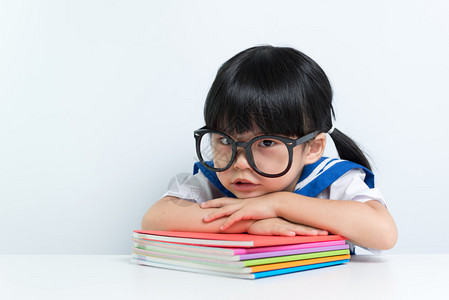 小亚洲女孩戴着带书本的眼镜图片