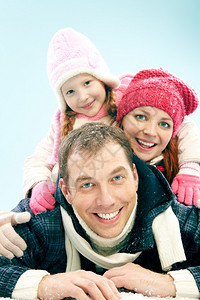 幸福的家庭穿着温暖的衣图片