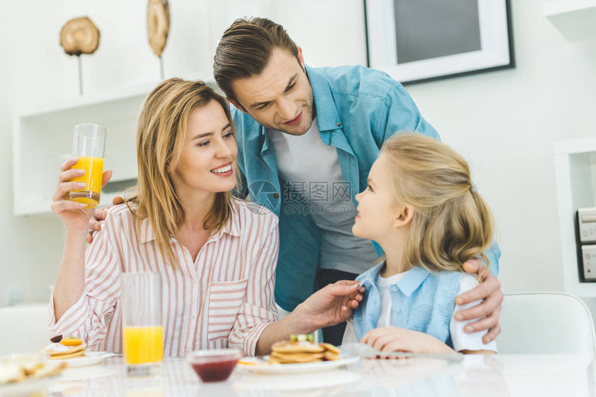 幸福的一家人在家一起吃早餐图片