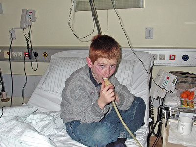 住院中小男孩使用吸入药物用机图片