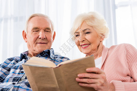 快乐的老年夫妇一起看书图片