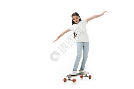 带着伸展的手臂滑板的快乐孩子图片