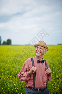 夏日草地上微笑的老人图片