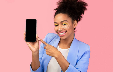 快乐的Afro女孩对着手机指着黑白广告屏幕背景图片