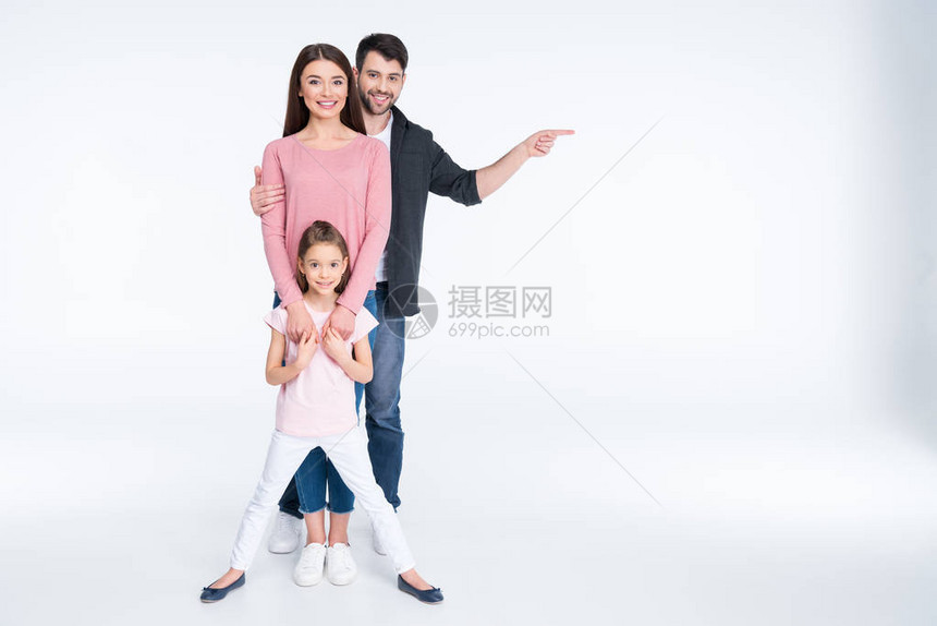 欢乐的年轻家庭站在一起用手指着对方在图片