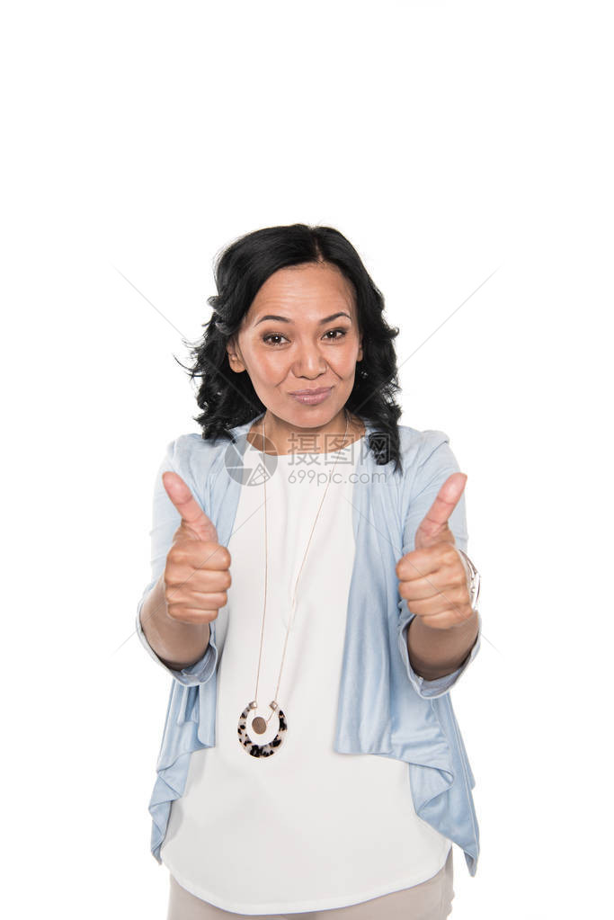 笑着的亚洲女人手举高拇指在图片