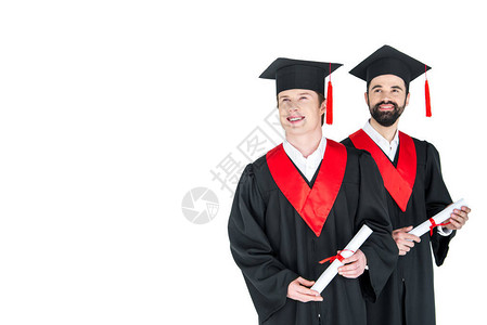 两个身着学术帽子的青年男子持有文凭笑着背景图片