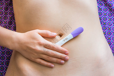 孕妇和腹部妊娠试验阳图片