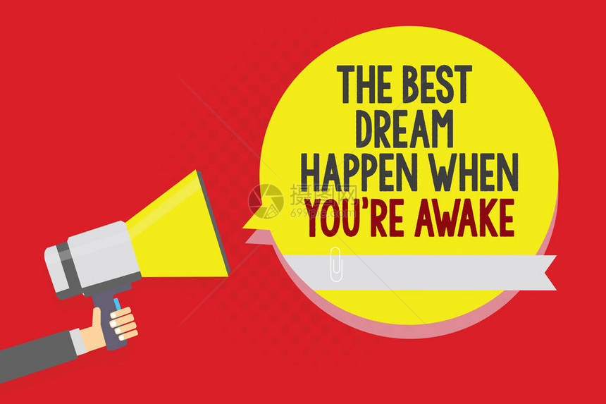 概念手写显示当你醒着时最好的梦想发生商业照片文本梦想成真必须相信红色背景上拿着扩音器扬声器图片
