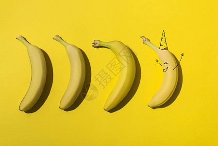 成熟的新鲜香蕉和一顶挂黄色政图片