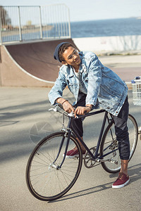 在滑板公园骑自行车的嬉皮士笑图片