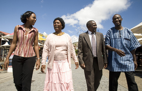 4个非洲人在繁忙的街道上走来去图片