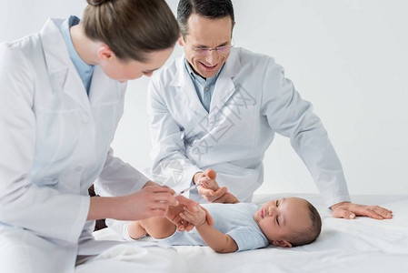 准备为小婴儿接种疫苗的儿科图片