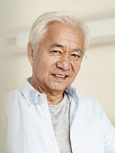一个亚洲老人的肖像快乐而微笑图片