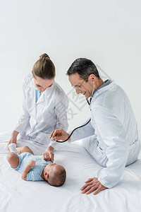 儿科医生用听诊器听小婴儿的呼吸图片