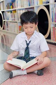 学校图书馆中穿制服阅读书图片