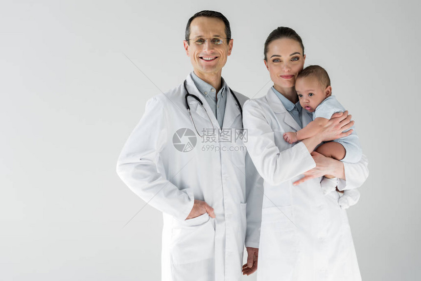 成人幸福的儿科医生和小婴儿图片